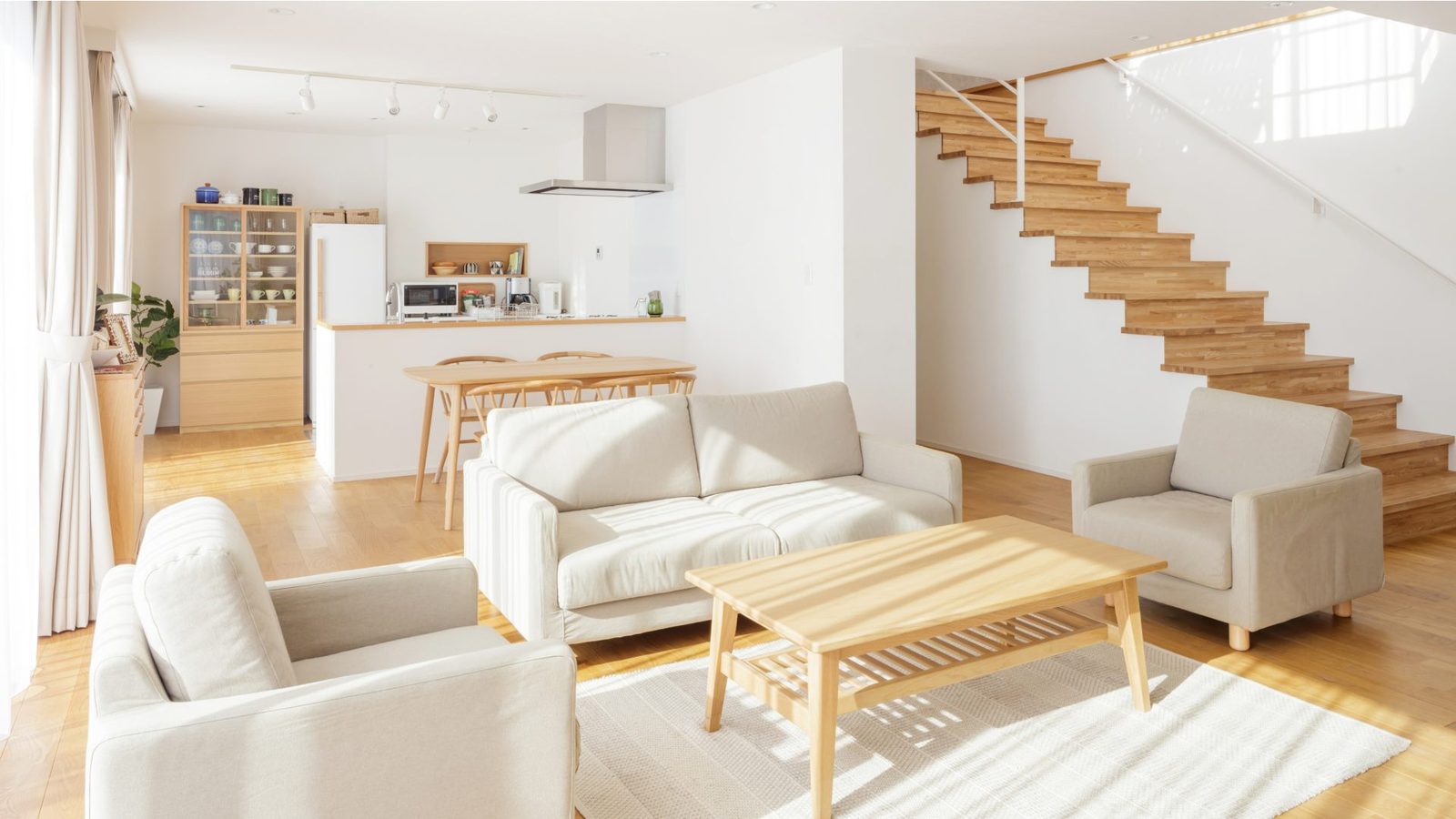 Salon-cuisine ouvert et escalier bois